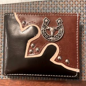 NO BRAND WALLET LIKE NEW Features bull metal on the front.